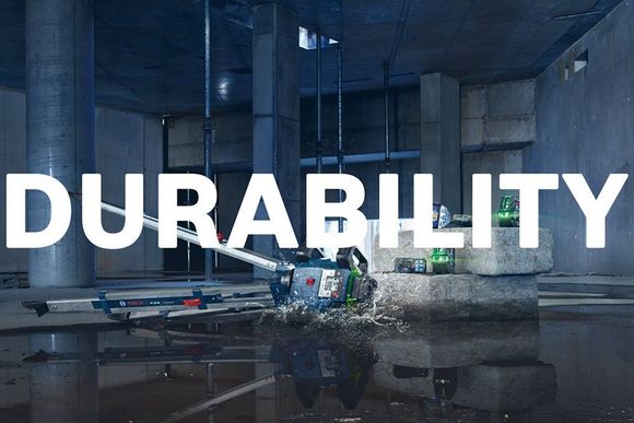 Werkzeuge in einem Rohbau und das Wort Durability